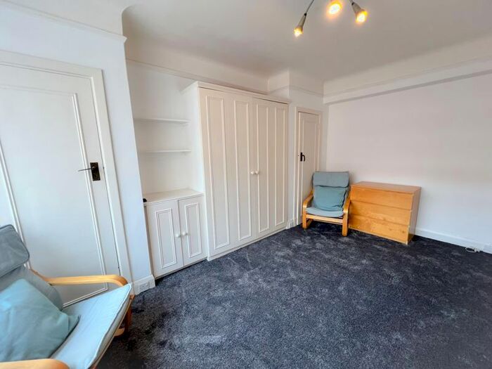 Studio To Rent In Balham High Road, London, SW17