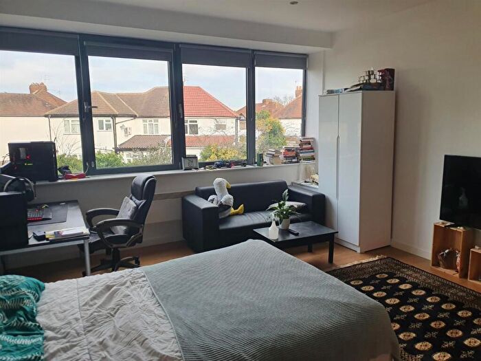 Flat To Rent In Bath Road Studio With Parking, SL1