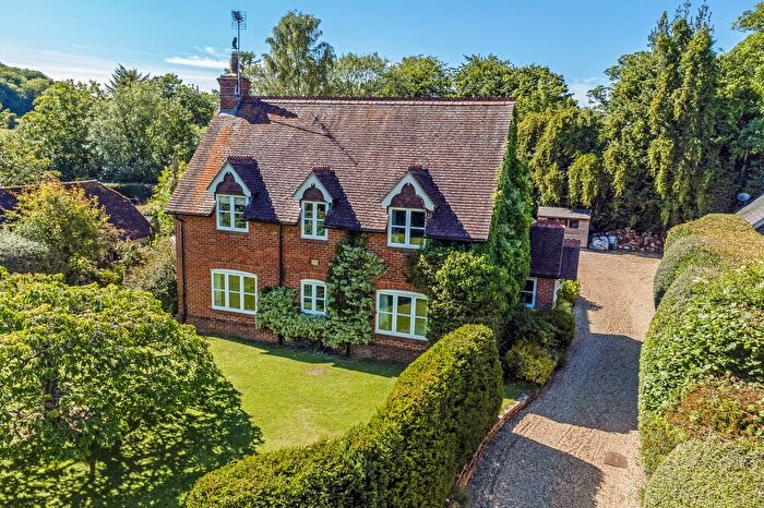 4 Bedroom Detached House For Sale In Gracious Street, Alton, GU34