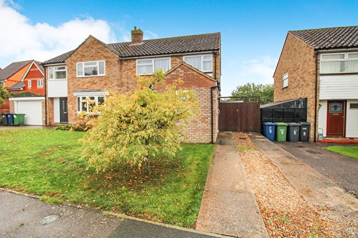 3 Bedroom Semi-Detached House For Sale In Raven Close, St. Neots, PE19