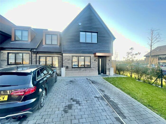 3 Bedroom Detached House To Rent In Little Hays, Borehamwood, Hertfordshire, WD6