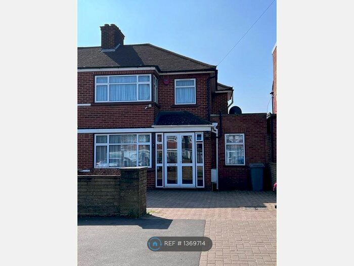 4 Bedroom Semi-Detached House To Rent In Beverley Drive, Edgware, HA8