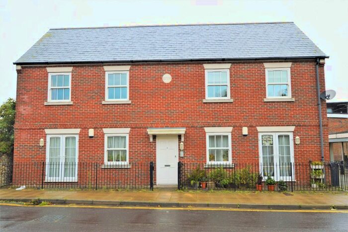2 Bedroom Ground Flat To Rent In Prince George Street, Havant, Hampshire, PO9