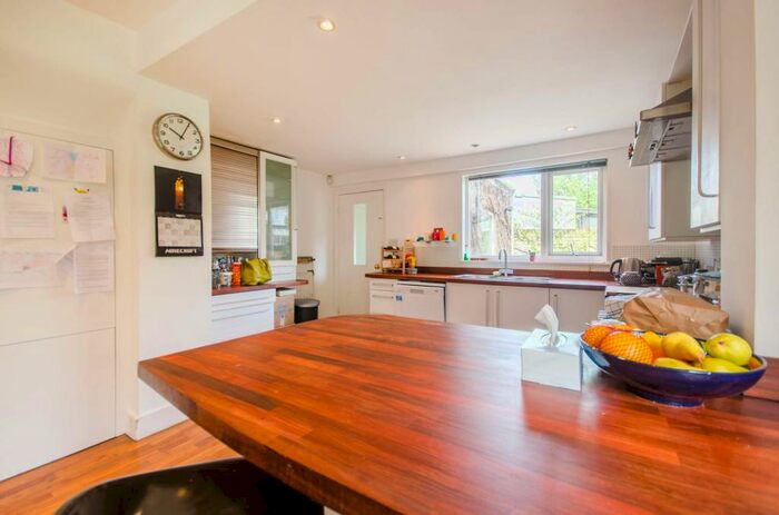 3 Bedroom Semi-Detached House To Rent In Kidbrooke Park Road, Kidbrooke, London, SE3