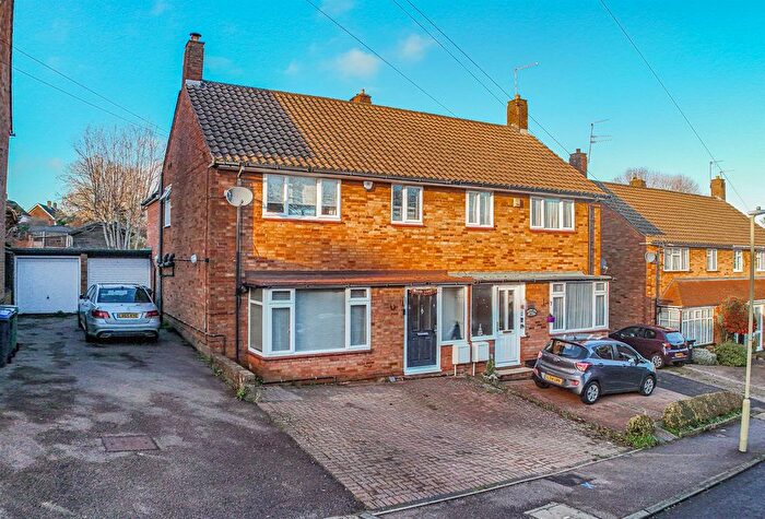 4 Bedroom Semi-Detached House For Sale In Peartree Road, Hemel Hempstead, HP1