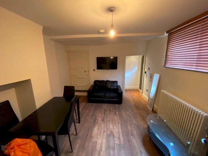 2 Bedroom Town House To Rent In Rear Of New Street, Leicester, LE10