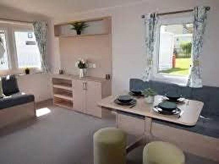 3 Bedroom Mobile/park Home For Sale In Vinnetrow Road, Runcton, Chichester, PO20