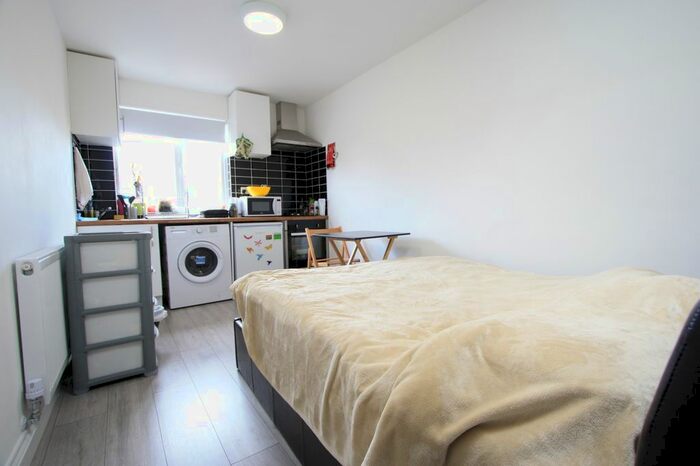 Studio To Rent In Walworth Road, Elephant And Castle, SE17