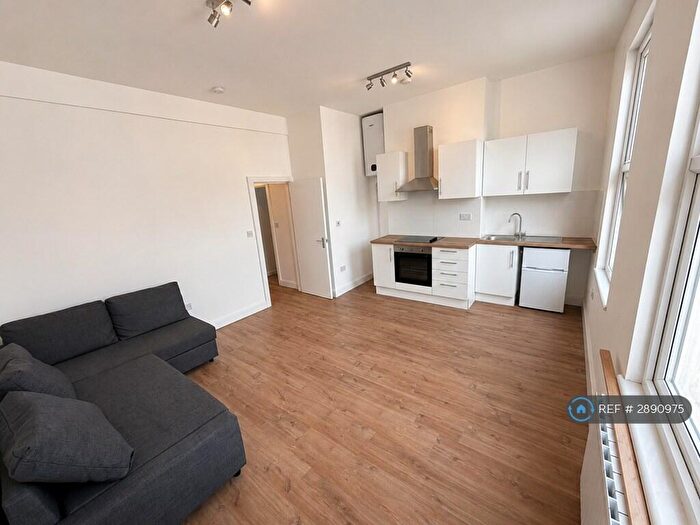 3 Bedroom Flat To Rent In High Road Leytonstone, London, E11
