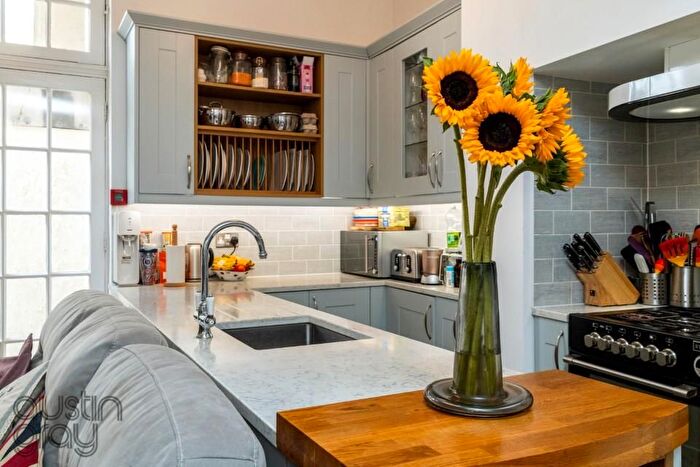 3 Bedroom Flat For Sale In Adelaide Crescent, Hove, BN3