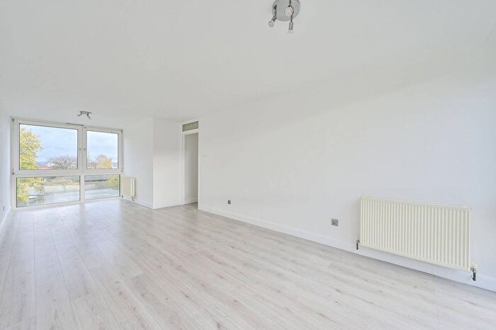 2 Bedroom Flat For Sale In Westleigh Avenue, Putney, London, SW15