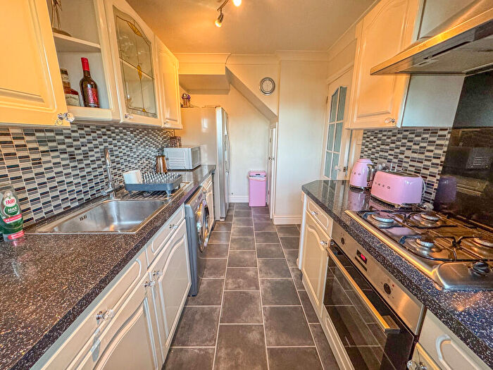 3 Bedroom Detached House For Sale In Falcon Close, Rayleigh, SS6