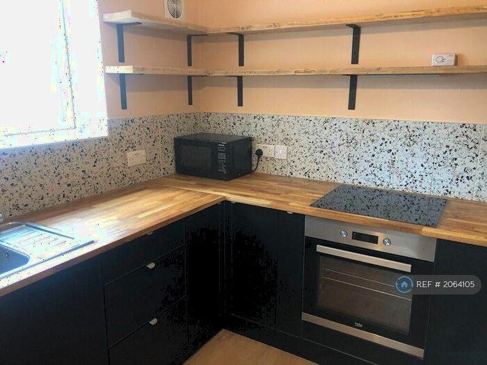 2 Bedroom Flat To Rent In St. Albans Court, London, E11