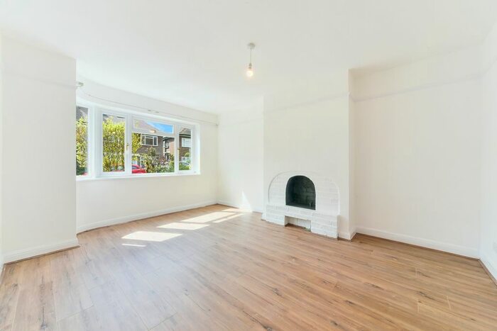 2 Bedroom Flat To Rent In Braeside Avenue, London, SW19