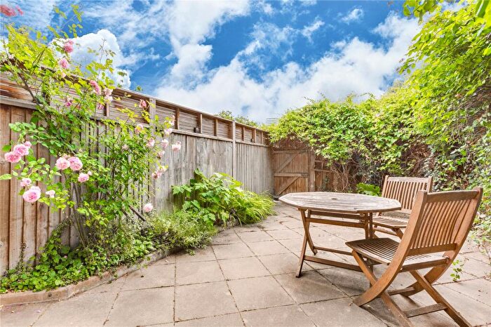 3 Bedroom Maisonette For Sale In Sunbury Lane, Battersea Park, SW11