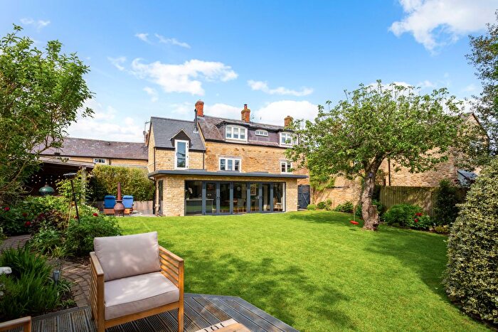4 Bedroom Detached House For Sale In Farthinghoe Road, Charlton, OX17