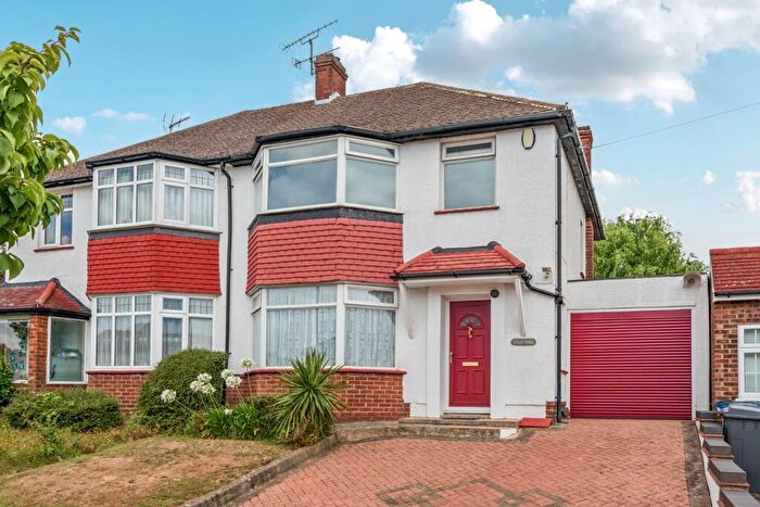 3 Bedroom Semi-Detached House For Sale In Hamilton Road, Barnet, Greater London, EN4