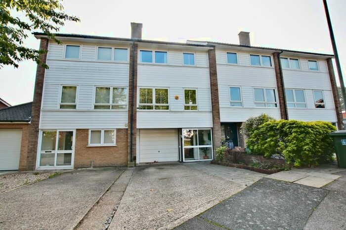 3 Bedroom Town House To Rent In Mead Way, Bromley, BR2