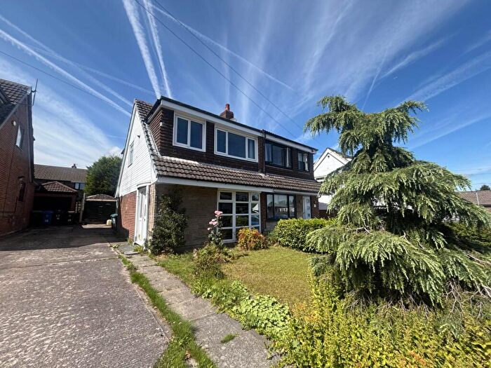 3 Bedroom Semi-Detached House For Sale In Dawlish Avenue, Oldham, OL9