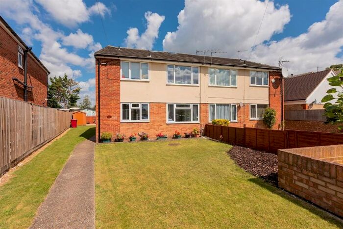 2 Bedroom Flat To Rent In Masons Road, Slough, Berkshire, SL1