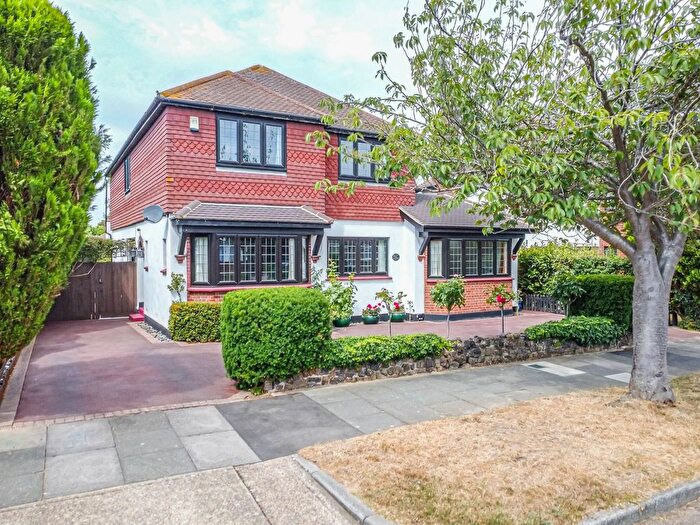 4 Bedroom Detached House For Sale In Branscombe Gardens, Thorpe Bay, SS1