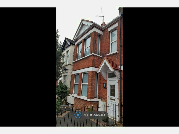 2 Bedroom Flat To Rent In Cromwell Road, Greater London, TW3