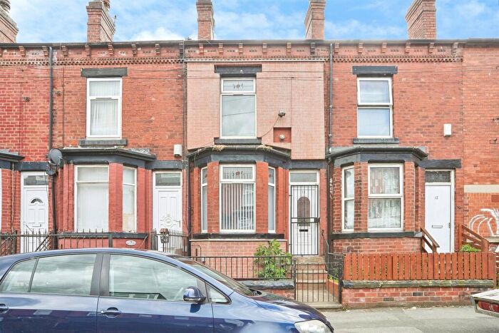 3 Bedroom Terraced House For Sale In Cowper Grove, Leeds, LS8