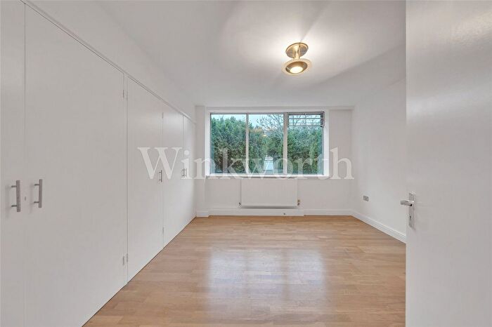 3 Bedroom Flat To Rent In Ravenscroft Avenue, London, NW11