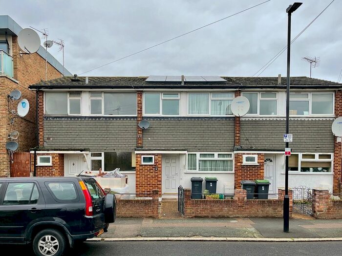 1 Bedroom Semi-Detached House To Rent In Palace Road, London, N11
