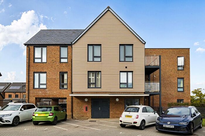 3 Bedroom Flat For Sale In Woking, Surrey, GU22