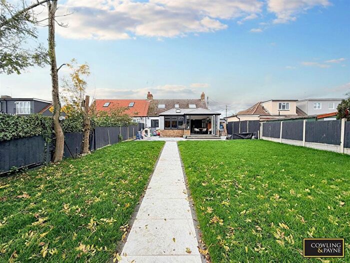 3 Bedroom Semi Detached House For Sale In Fanton Walk, Wickford, SS11