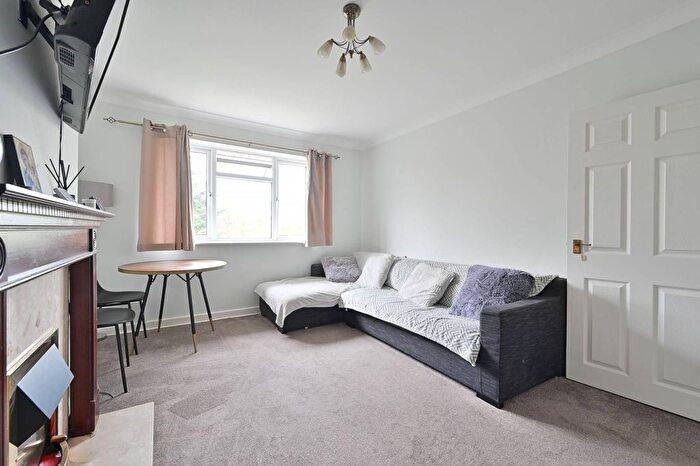 2 Bedroom Flat For Sale In Bushey Grove Road, Bushey, WD23