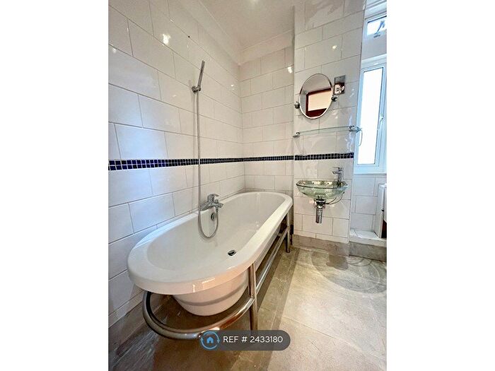 2 Bedroom Flat To Rent In Cedars Road, London, SW4