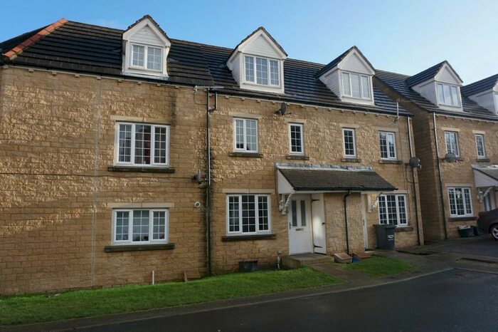 3 Bedroom Town House To Rent In Pippin Court, Halifax, HX2