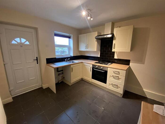 2 Bedroom End Of Terrace House To Rent In Old Lane, Birkenshaw, BD11