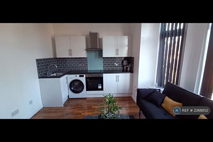 3 Bedroom Flat To Rent In Polygon Road, Manchester, M8