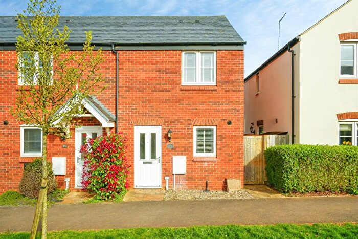 2 Bedroom End Of Terrace House For Sale In Nickling Road, Banbury, OX16
