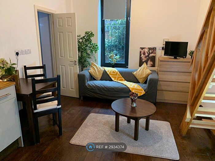 Studio To Rent In Edgware Road, London, NW2