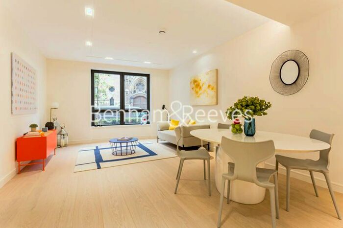 1 Bedroom Flat To Rent In Lincoln Square, Portugal Street, WC2A
