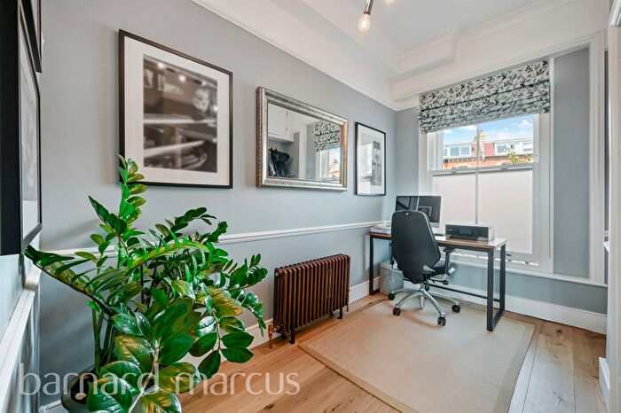 2 Bedroom Flat For Sale In Melrose Road, London, SW18