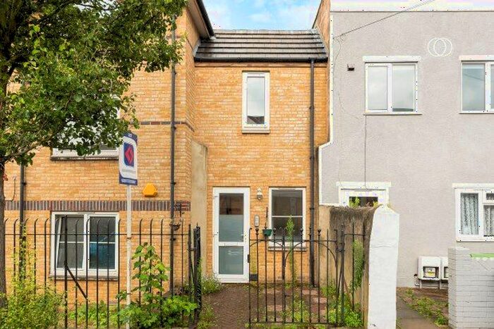 2 Bedroom Flat To Rent In Howbury Road, London, SE15