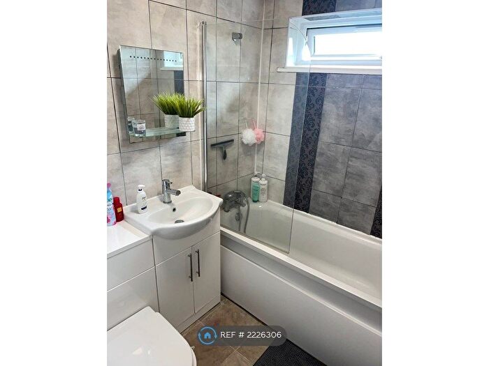 2 Bedroom Flat To Rent In Durham Road, Bromley, BR2