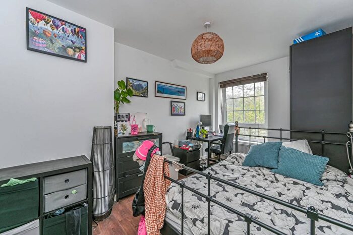 2 Bedroom Flat To Rent In Stockwell Gardens, Stockwell, London, SW9