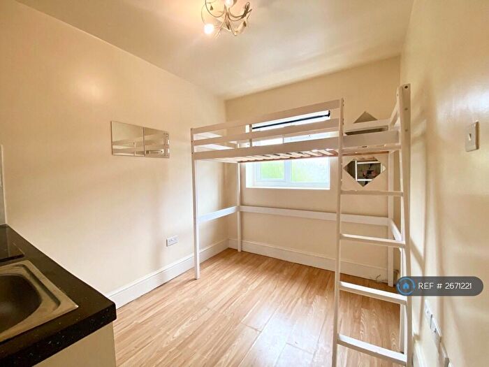 Studio To Rent In Lydford Road, London, NW2