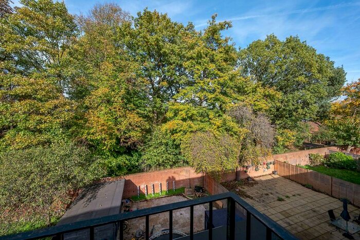 2 Bedroom Flat To Rent In Roehampton Vale, Putney, London, SW15