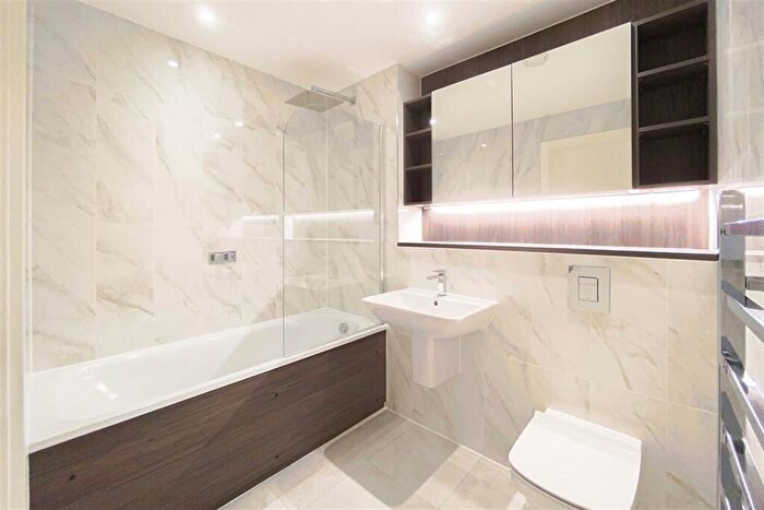 2 Bedroom Apartment To Rent In East Tower, Owen Street, M15