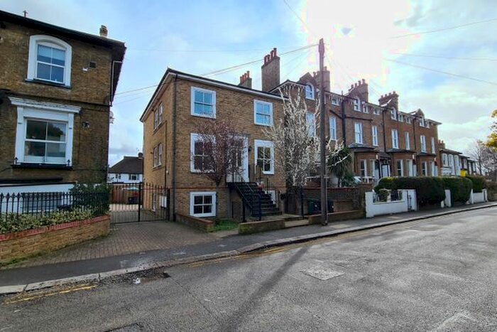 2 Bedroom Flat To Rent In Woodlands Road, Isleworth, TW7