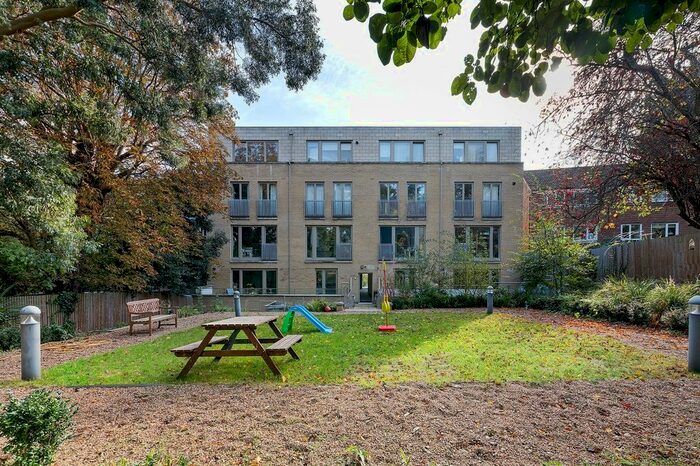 3 Bedroom Flat To Rent In Thurlow Park Road, London, SE21