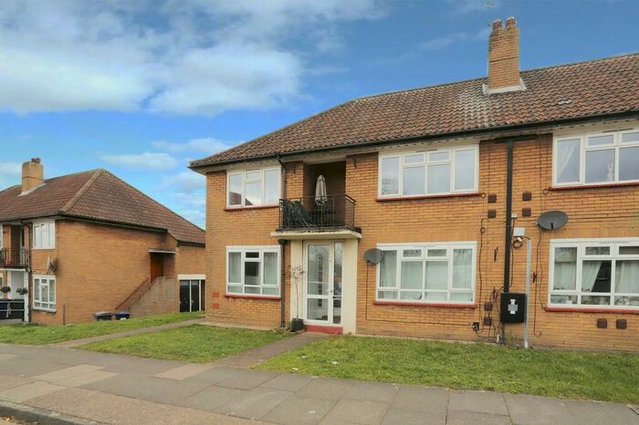 2 Bedroom Maisonette To Rent In Basing Way, Finchley, N3