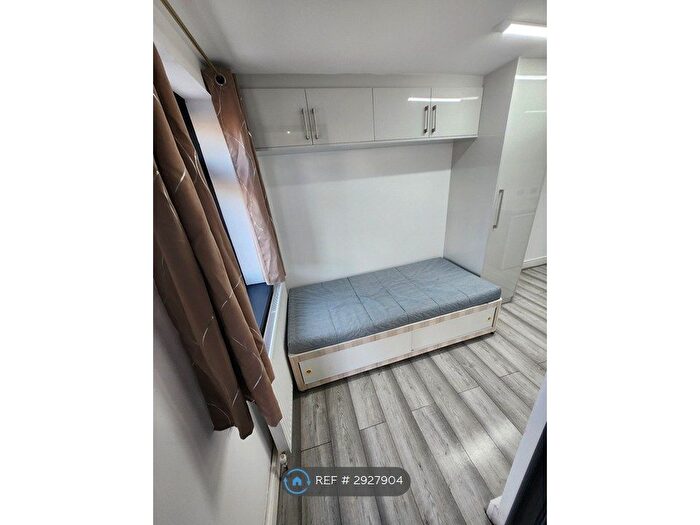 Studio To Rent In Pettits Lane, Romford, RM1